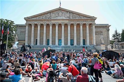 Manifestation hier devant le Palais Bourbon, le siège de l’Assemblée nationale, contre la réforme des retraites
