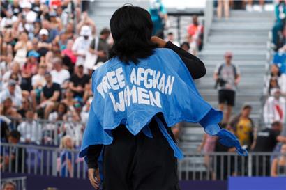 Manizha Talash, athlète de breakdance afghane et membre de l’équipe olympique des réfugiés, a été disqualifiée lors des Jeux olympiques pour avoir affiché un message politique sur sa tenue vestimentaire – mais son appel n’est pas passé inaperçu
