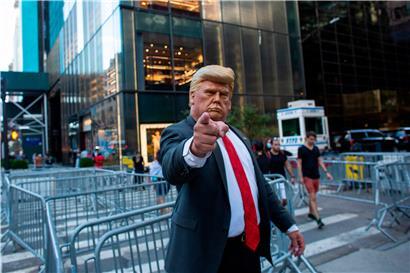Mann mit Trump-Maske in New York: Der US-Wahlkampf als Wettstreit um die Meinungshoheit
