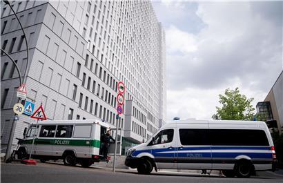 Mannschaftswagen der Berliner Polizei stehen vor der Charite. Hier wird der russische Oppositionelle Nawalny behandelt. Er liegt seit Donnerstag im Koma und wird künstlich beatmet. Seit Samstag wird er in der Berliner Charité behandelt. Sein Team geht davon aus, dass er während der Reise durch Sibirien Opfer eines Giftangriffs wurde.
