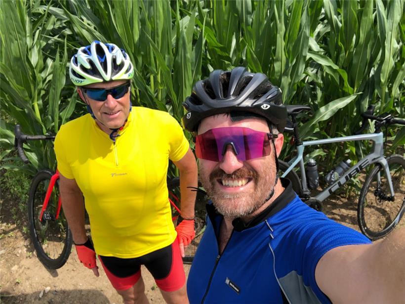 Mannshohe Maisstauden spenden von Zeit zu Zeit Windschatten – und einen saftigen Hintergrund für das Ziel-Selfie
