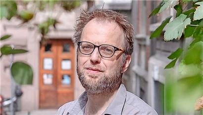 Manuel Aalbers ist Humangeograf, Stadtplaner und Soziologe und beschäftigt sich in seinen Forschungsarbeiten mit dem Wohnraumproblem
