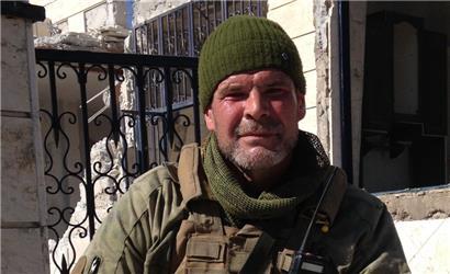 Marat Gabidullin mit Waffe und in Uniform: Selbst Moskaus Machtzentrale leugnet nicht mehr, dass es eine russische Söldner-Gruppe mit dem Namen Wagner gibt
