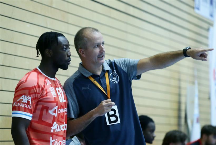 Marc Breser gibt Romuald Murera, hier im Supercup, Anweisungen
