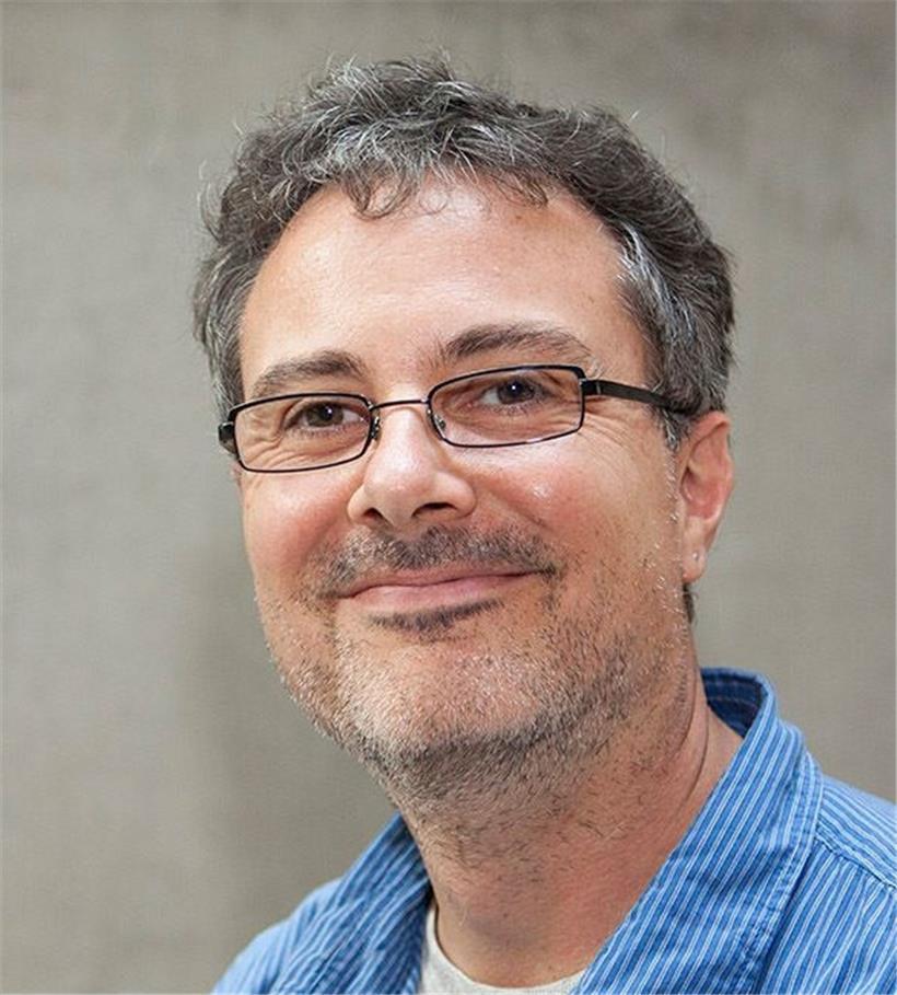 Marc Engelhardt berichtet seit 2010 von den Vereinten Nationen, u.a. für den Deutschlandfunk. Sein Buch „Weltgemeinschaft am Abgrund“ wurde mit dem „Prix Nicolas Bouvier“ ausgezeichnet. Derzeit schreibt er an einem Buch über die Klimakrise, das 2021 erscheint.
