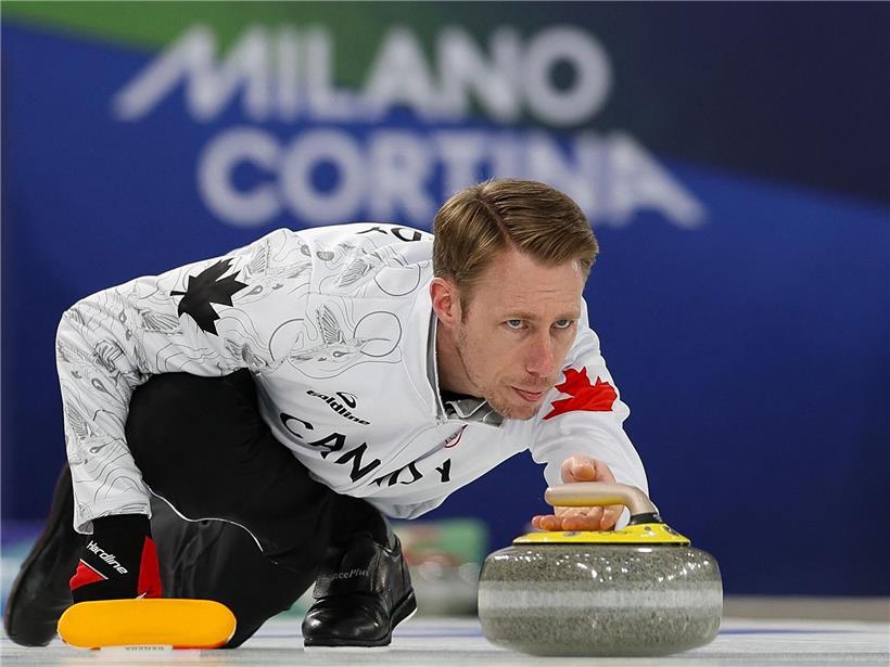 Marc Kennedy beim Curling, konzentriert mit zwei Curling-Steinen gleichzeitig im Spiel auf dem Eis