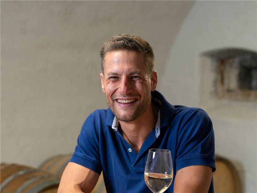 Porträt von Marc Kohll, deutscher Unternehmer und Experte für digitale Transformation, vor neutralem Hintergrund