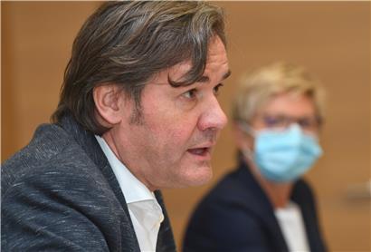 Marc Lies und Martine Hansen während ihrer Regierungsschelte
