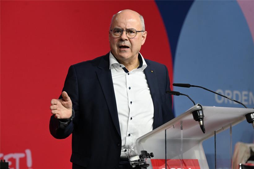 Marc Spautz (CSV) zeigt sich erfreut darüber, dass das Gutachten vom Staatsrat erschienen ist
