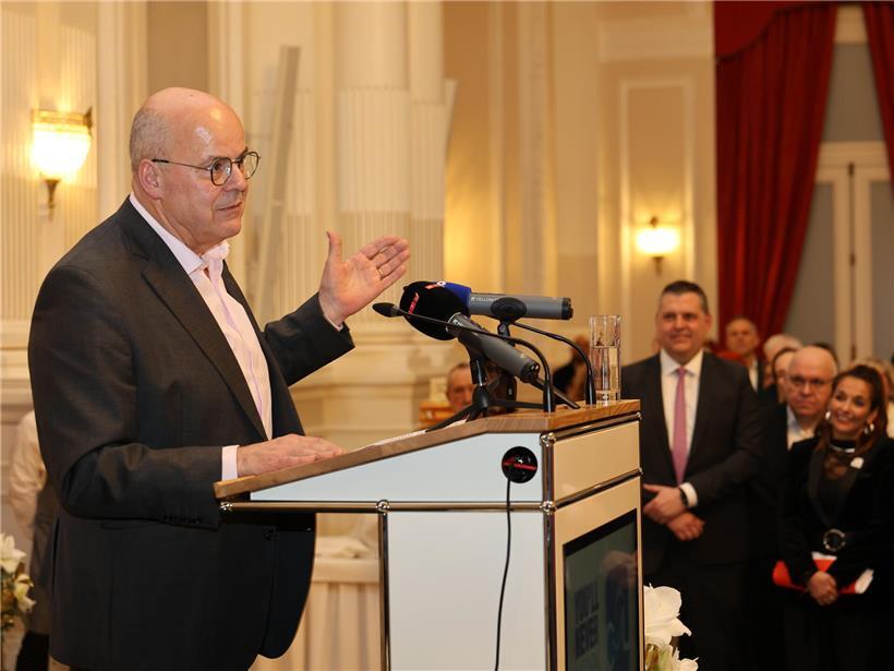 Marc Spautz bei Ansprache auf dem Neujahrsempfang der CSL vor Publikum in festlicher Atmosphäre