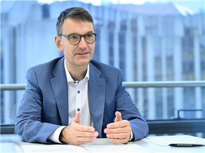 Porträt von Marc Wagener vor neutralem Hintergrund, Businessfoto, professionelle Aufnahme