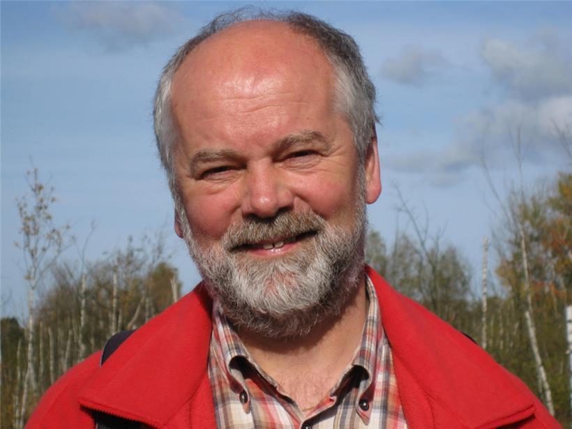 Marcel Hellers, Vorstandsmitglied der SNL, widmet sich seit über 50 Jahren leidenschaftlich den Schmetterlingen. Seit seinem Ruhestand konzentriert er sich vollzeitig auf das Studium dieser faszinierenden Insekten und kümmert sich ehrenamtlich um die europäische Schmetterlingssammlung des Naturhistorischen Museums.
