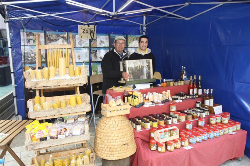 Marcel und Sohn Patrick Zoller vor ihrem Honigwarenstand