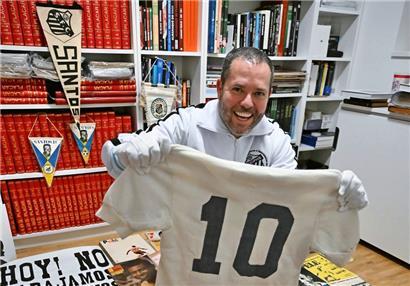 Marcelo Fernandes aus Esch hat eine eigene Sammlung rund um Pelé und den FC Santos zusammengetragen
