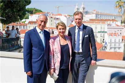 Marcelo Rebelo de Sousa, Präsident von Portugal, und das großherzogliche Paar über den Dächern von Lissabon
