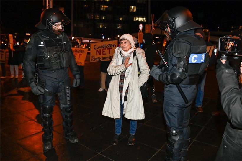 „Marche Blanche“ und Gegendemo am 14. Januar 2022 vor der Philharmonie in Luxemb...