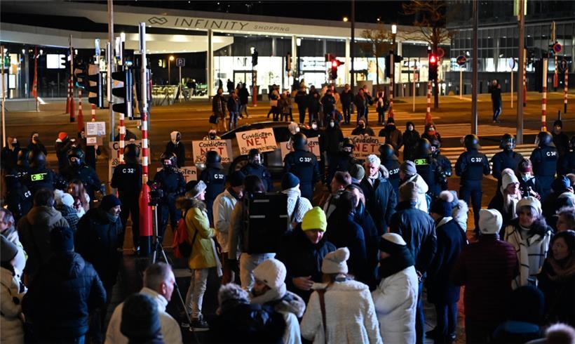 „Marche Blanche“ und Gegendemo am 14. Januar 2022 vor der Philharmonie in Luxemb...