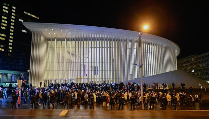 „Marche blanche“ und Gegendemo vor der Philharmonie