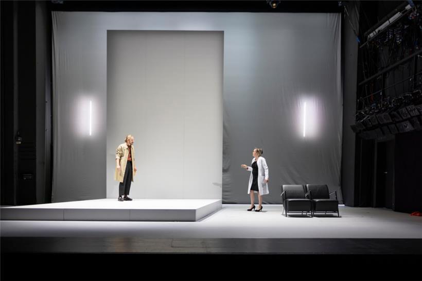 Marco Godinhos Bühnenbild ist, wie auch bei den vorigen Inszenierungen seines Bruders Fábio, mehr Kunstwerk als klassische Theaterbühne
