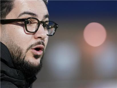 Marco Martino lächelnd vor hellem Hintergrund, voller Vorfreude auf neue berufliche Herausforderung