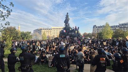 Mardi, les lycéens se sont rendus à la place de la Nation: „Le Triomphe de la République“ était le leur