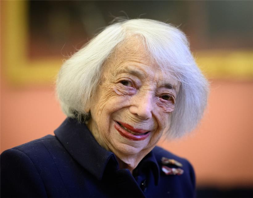 Margot Friedländer, Holocaust-Überlebende und Ehrenbürgerin von Berlin, sitzt vor der Verleihung der Würde einer Ehrenbürgerin von Berlin durch den Regierenden Bürgermeister an die Verlegerin Friede Springer im Festsaal des Roten Rathauses
