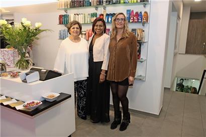 Maria Evora (M.) kann auf die erfahrenen Mitarbeiterinnen Nadia (l.) und Audrey (r.) zählen
