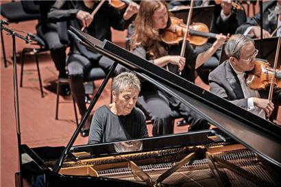 Maria João Pires begann die Konzertwoche mit einer ungemein poetischen Interpretation des 3. Klavierkonzertes von Beethoven.
