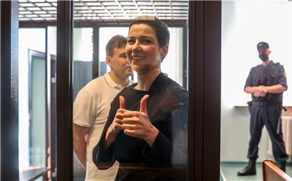 Maria Kolesnikowa demonstriert Zuversicht trotz ihrer aussichtslosen Lage

