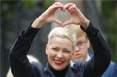 Maria Kolesnikowa, eine der Oppositionsführerinnen in Belarus, formt mit ihren Händen auf dem Weg zu einem Untersuchungskomitee ein Herz
