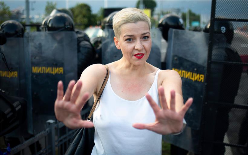 Maria Kolesnikowa, eine der Oppositionsführerinnen von Belarus (Weißrussland), gestikuliert vor einer Polizistenbarrikade

