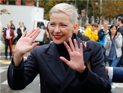 Maria Kolesnikowa, eine der Oppositionsführerinnen von Belarus (Weißrussland), gestikuliert auf dem Weg zu einem Untersuchungskomitee. Die belarussische Polizei hat nach Protesten, die den Rücktritt des autoritären Präsidenten forderten, landesweit über 50 Personen festgenommen.
