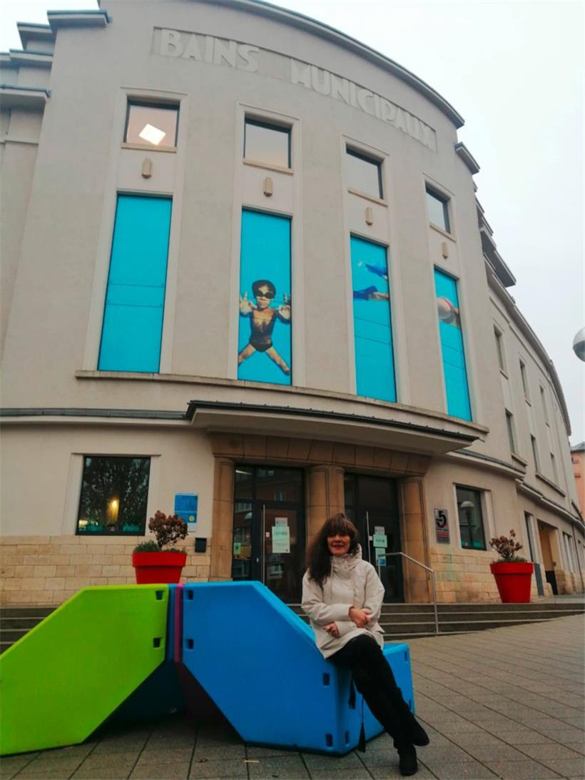 Maria Marques vor dem Schwimmbad
