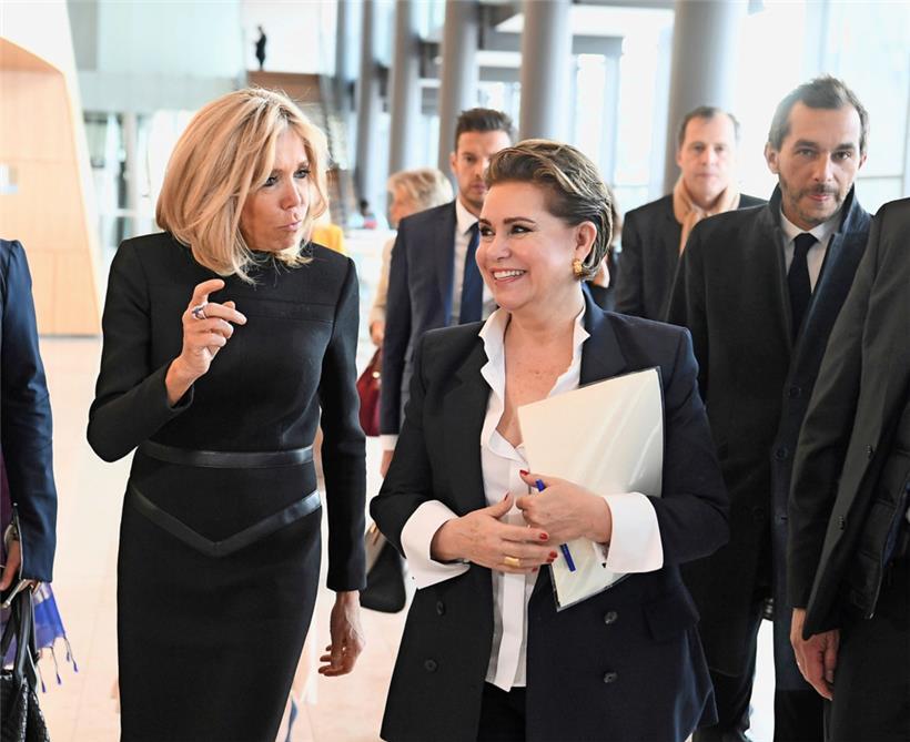 Maria Teresa en 2019 avec Brigitte Macron lors d’une conférence „Stand Speak Rise up!“
