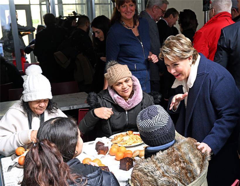 Maria Teresa im Austausch mit Bedürftigen im neuen Sozialrestaurant der „Stëmm“
