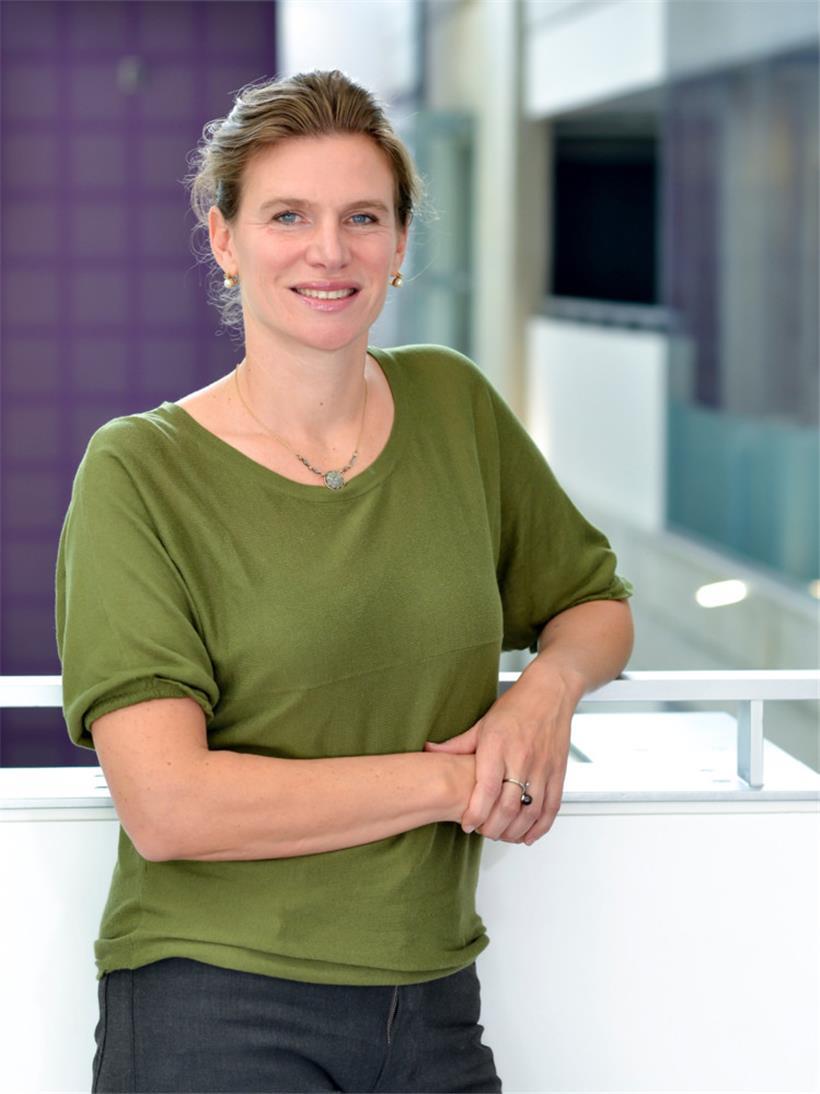 Mariana Mazzucato ist Professorin für Innovationsökonomie und Public Value am University College London und Verfasserin des zuletzt von ihr erschienenen Buchs „Die große Consulting-Show. Wie die Beratungsbranche unsere Unternehmen schwächt, den Staat unterwandert und die Wirtschaft vereinnahmt“ (Campus Verlag, 2023)
