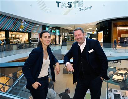 Marie-Aude Hosten, Leiterin des Einzelhandels in Luxemburg bei „Nhood“, der Verwaltungsgesellschaft des Zentrums, und Raphaël Bouchet, Direktor des Einkaufszentrums
