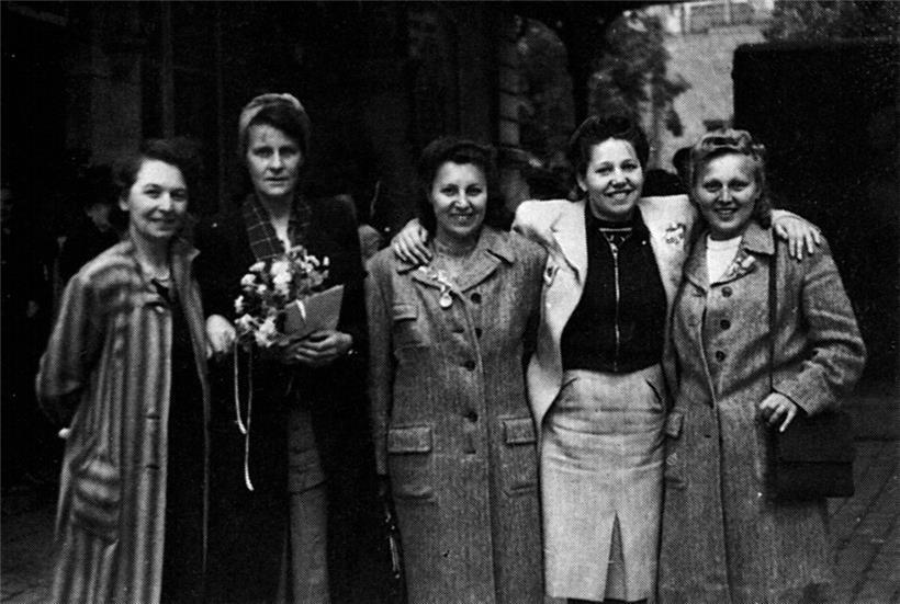 Marie Demuth (deuxième en partant de la gauche) le 3 juillet 1945, à son arrivée au centre d’accueil, Aldringer Schule, un mois avant son décès
