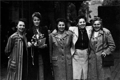 Marie Demuth (deuxième en partant de la gauche) le 3 juillet 1945, à son arrivée au centre d’accueil, Aldringer Schule, un mois avant son décès
