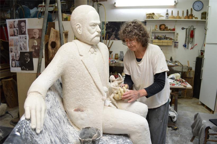 Marie-Josée Kerschen bei der Arbeit an der Skulptur, die Victor Hugo aus dem Jahre 1871 darstellt. Auf seinem Schoss sitzen mit Casimodo und Esmeralda zwei Figuren aus Hugos Roman „Notre-Dame de Paris“.
