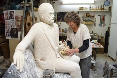 Marie-Josée Kerschen bei der Arbeit an der Skulptur, die Victor Hugo aus dem Jahre 1871 darstellt. Auf seinem Schoss sitzen mit Casimodo und Esmeralda zwei Figuren aus Hugos Roman „Notre-Dame de Paris“.
