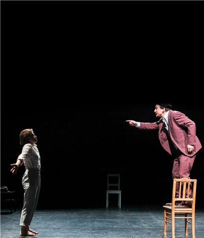 Marie Jung et François Camus dans „La peste“ au TNL
