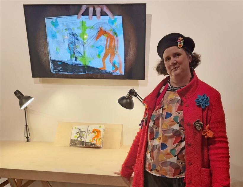 Marie Paccou devant sa version „flippée“ du Renert, en livre et en vidéo
