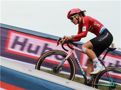 Lennox Papi beim Cyclocross-WM Espoirs Rennen, Platz 37, in voller Rennkleidung auf dem Mountainbike auf schlammigem Kurs