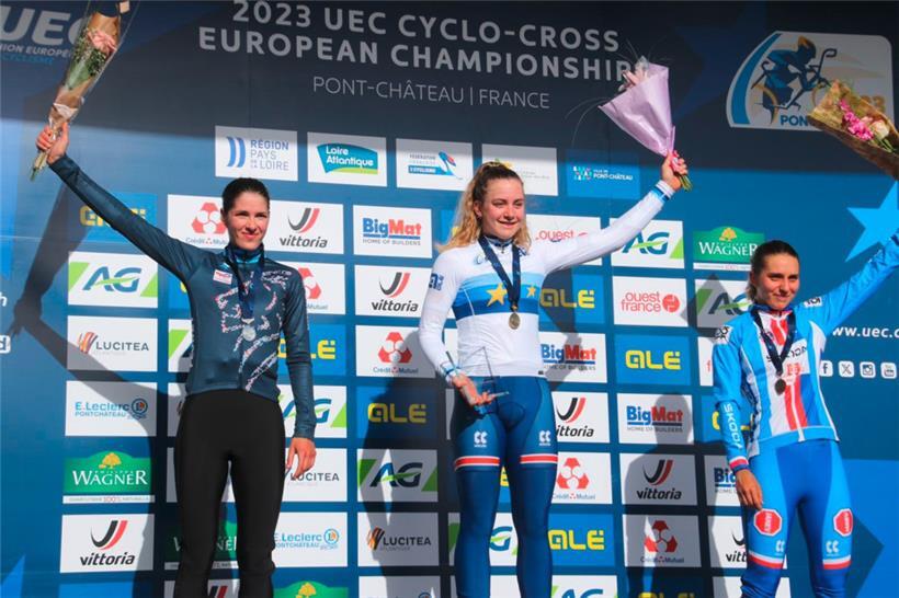 Marie Schreiber (l.) auf dem Podium mit Zoe Backstedt und Kristyna Zemanova (r.)
