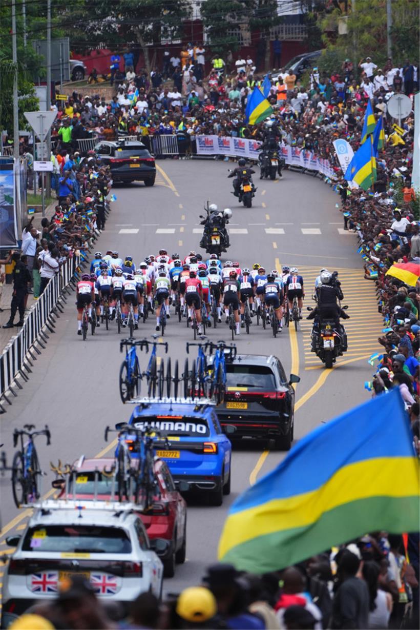 Marie Schreiber (rotes Trikot in der Mitte) beendete das WM-Straßenrennen der Espoirs auf Platz 25 
