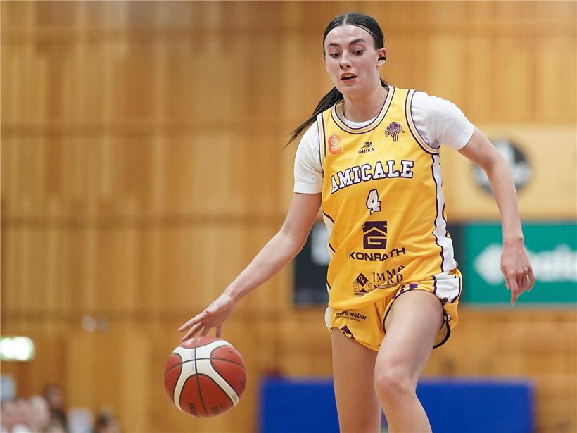 Marie Stoffel, Shootingstar der Liga und talentierte Amicale-Spielerin, posiert selbstbewusst auf dem Spielfeld.