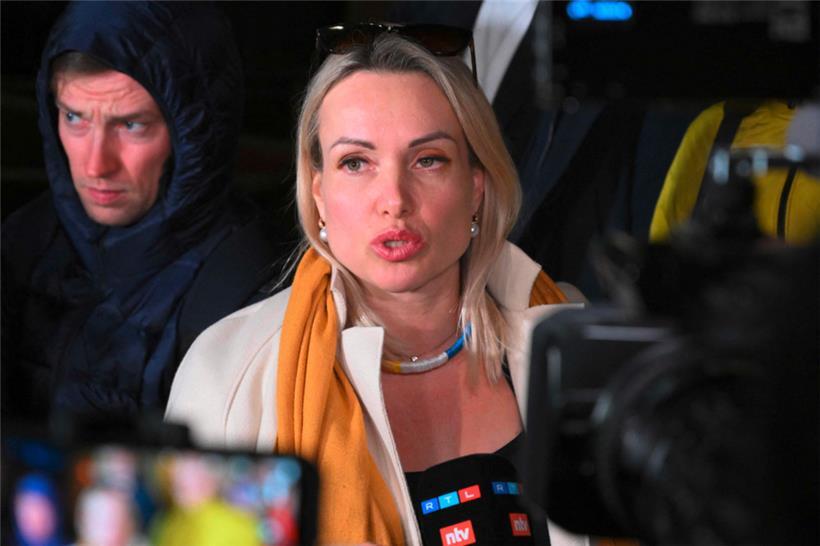 Marina Owsjannikowa, die Redakteurin des staatlichen Senders Channel One, die während der Abendnachrichten des Senders am späten Montag gegen die russischen Militäraktionen in der Ukraine protestierte, spricht zu den Medien, als sie das Bezirksgericht Ostankinsky verlässt, nachdem sie am 15. März 2022 in Moskau wegen Verstoßes gegen die Protestgesetze zu einer Geldstrafe von 30.000 Rubel…
