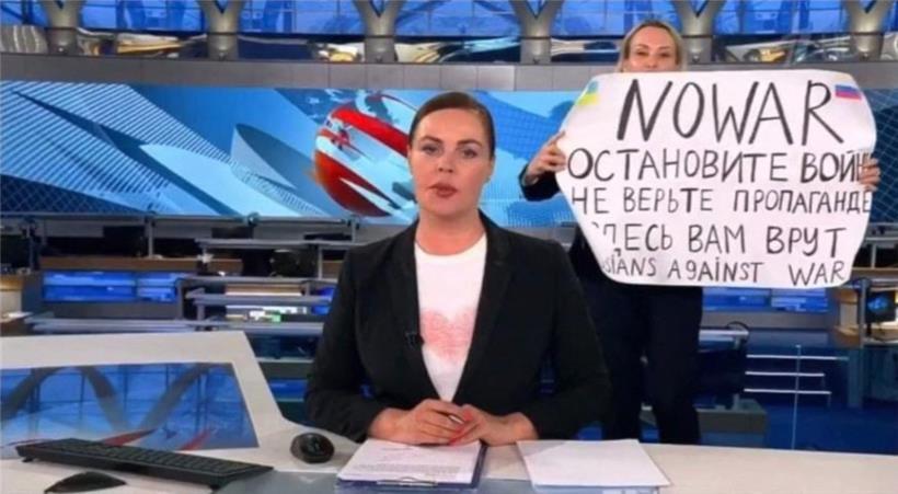 Marina Owsjannikowa protestiert während einer Live-Sendung im russischen Fernsehen
