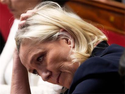 Marine Le Pen, Vorsitzende der rechtsextremen Partei Rassemblement National, spricht in der französischen Nationalversammlung